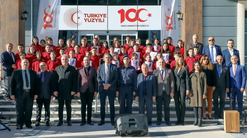 FATİH ORTAOKULUNDAN 100. YIL AŞKINA  RESİM SERGİSİ VE MÜZİK KOROSU