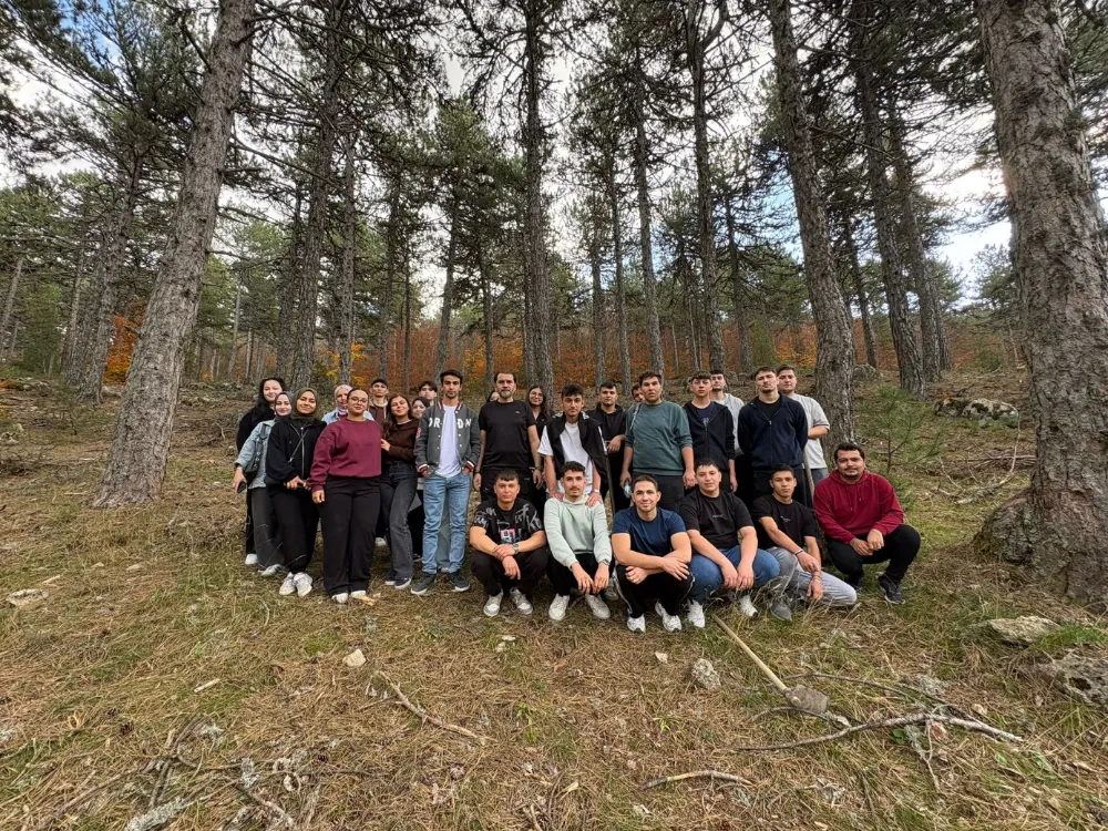 MCBÜ DEMİRCİ MESLEK YÜKSEKOKULU ORMANCILIK BÖLÜMÜ ÖĞRENCİLERİNDEN  TOPRAK DERSİ ARAZİ UYGULAMASI