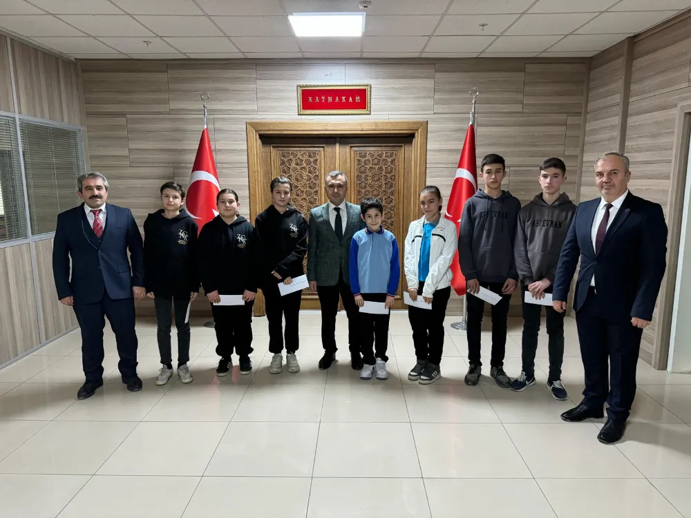 KAYMAKAMIMIZ YAVUZ ARSLAN, AYET TEMALI RESİM VE FOTOĞRAF  YARIŞMASINI KAZANAN ÖĞRENCİLERE ÖDÜLLERİNİ TAKDİM ETTİ