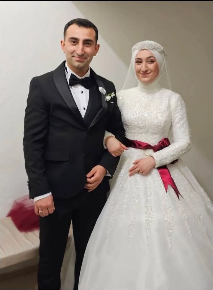 Tebrik Eder, Mutluluklar Dileriz