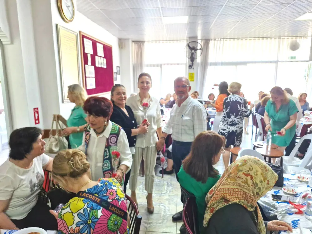 İZMİR DEMİRCİLİLER KÜLTÜR VE DAYANIŞMA  DERNEĞİNDE ANNELER GÜNÜ KUTLANDI