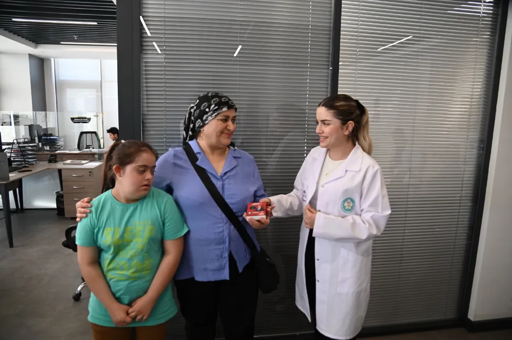 BÜYÜKŞEHİR’İN “BEN BURADAYIM”  PROJESİNDE BİLEKLİK DAĞITIMI SÜRÜYOR