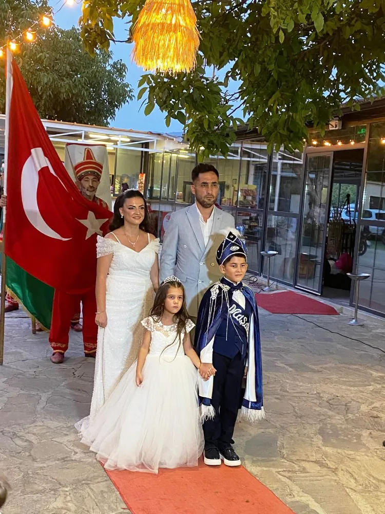 Tebrik Eder, Mutluluklar Dileriz