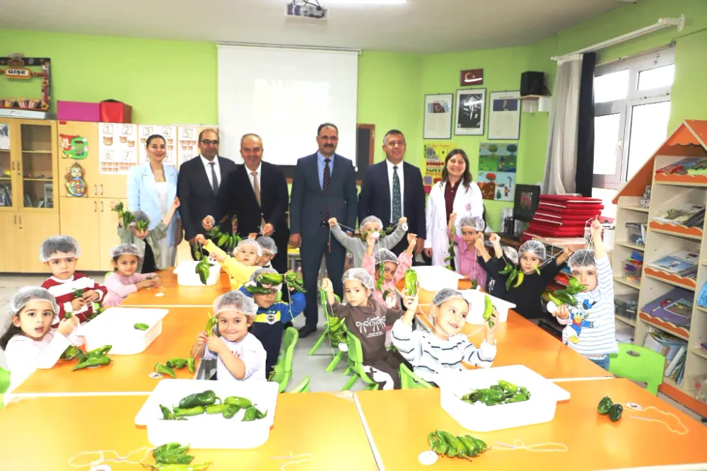 MİNİK ÖĞRENCİLERİMİZDEN  KIŞ HAZIRLIKLARI ETKİNLİĞİ