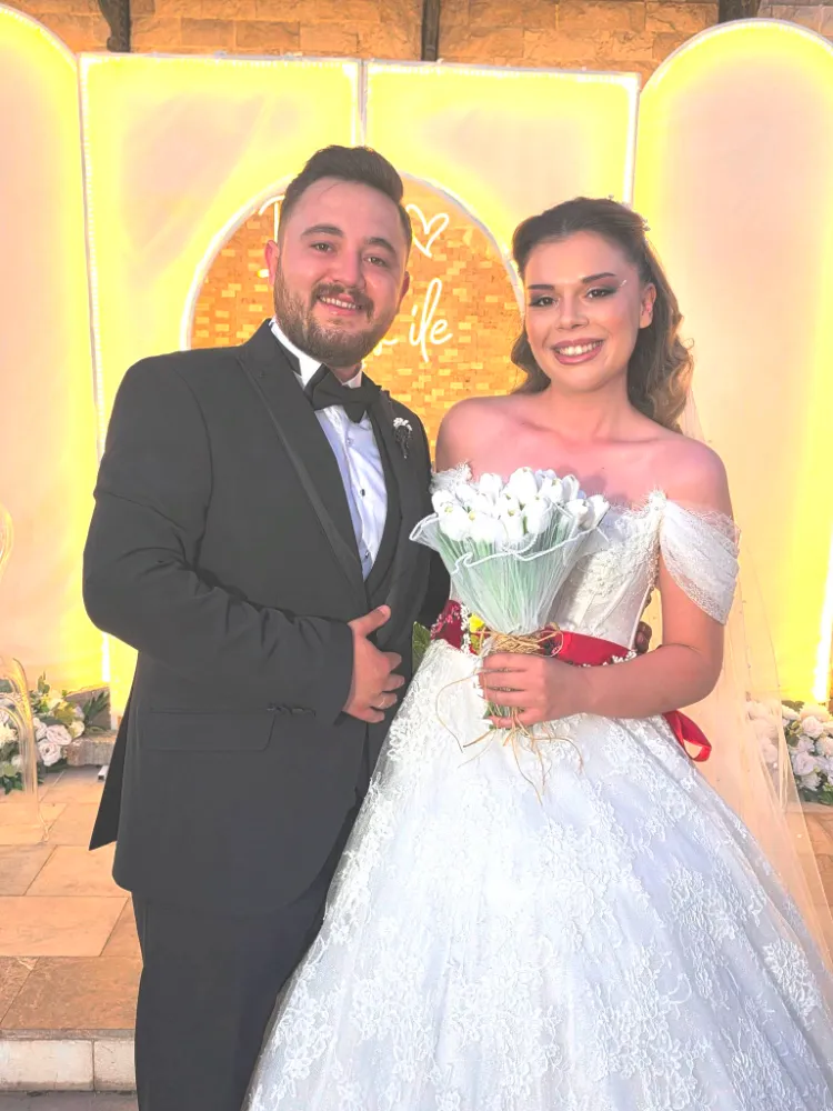 Tebrik Eder, Mutluluklar Dileriz