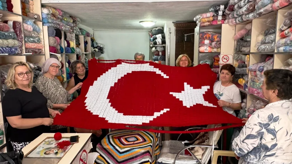 KADINLARIMIZDAN ZAFER COŞKUSUNA  ÖZEL 1813 MOTİFLİ DEV TÜRK BAYRAĞI