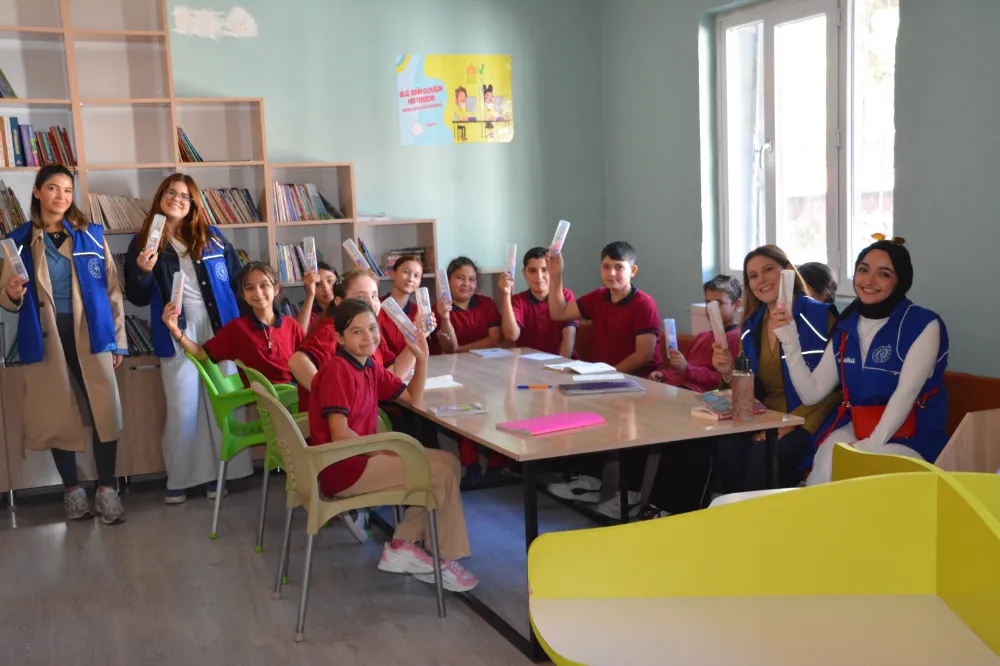 YURT ÖĞRENCİLERİNDEN MİNİK ÖĞRENCİLERE ANLAMLI ZİYARET