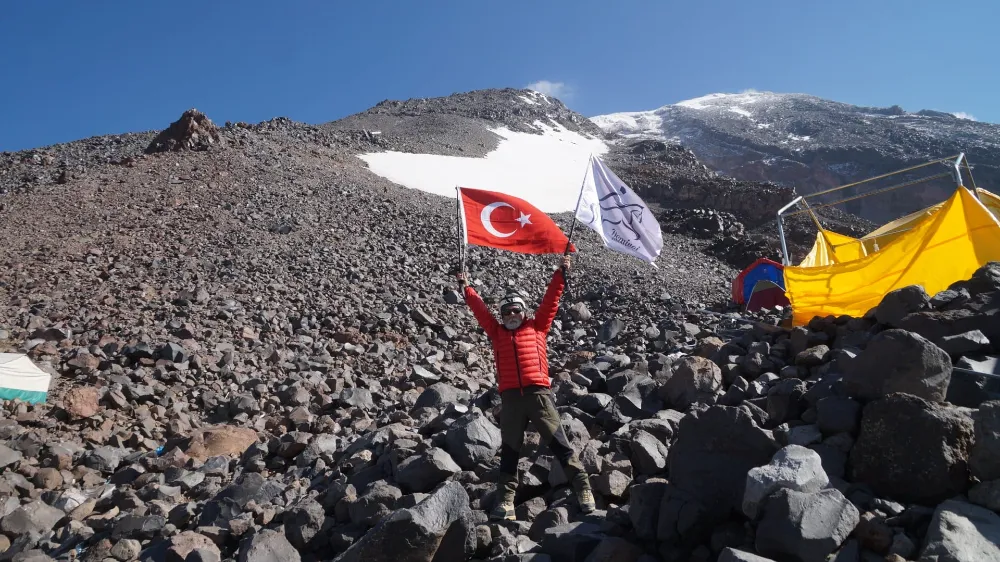 DEMİRCİ'Lİ DAĞCIMIZ ZAFER BAYRAMINDA  AĞRI DAĞINA TIRMANDI